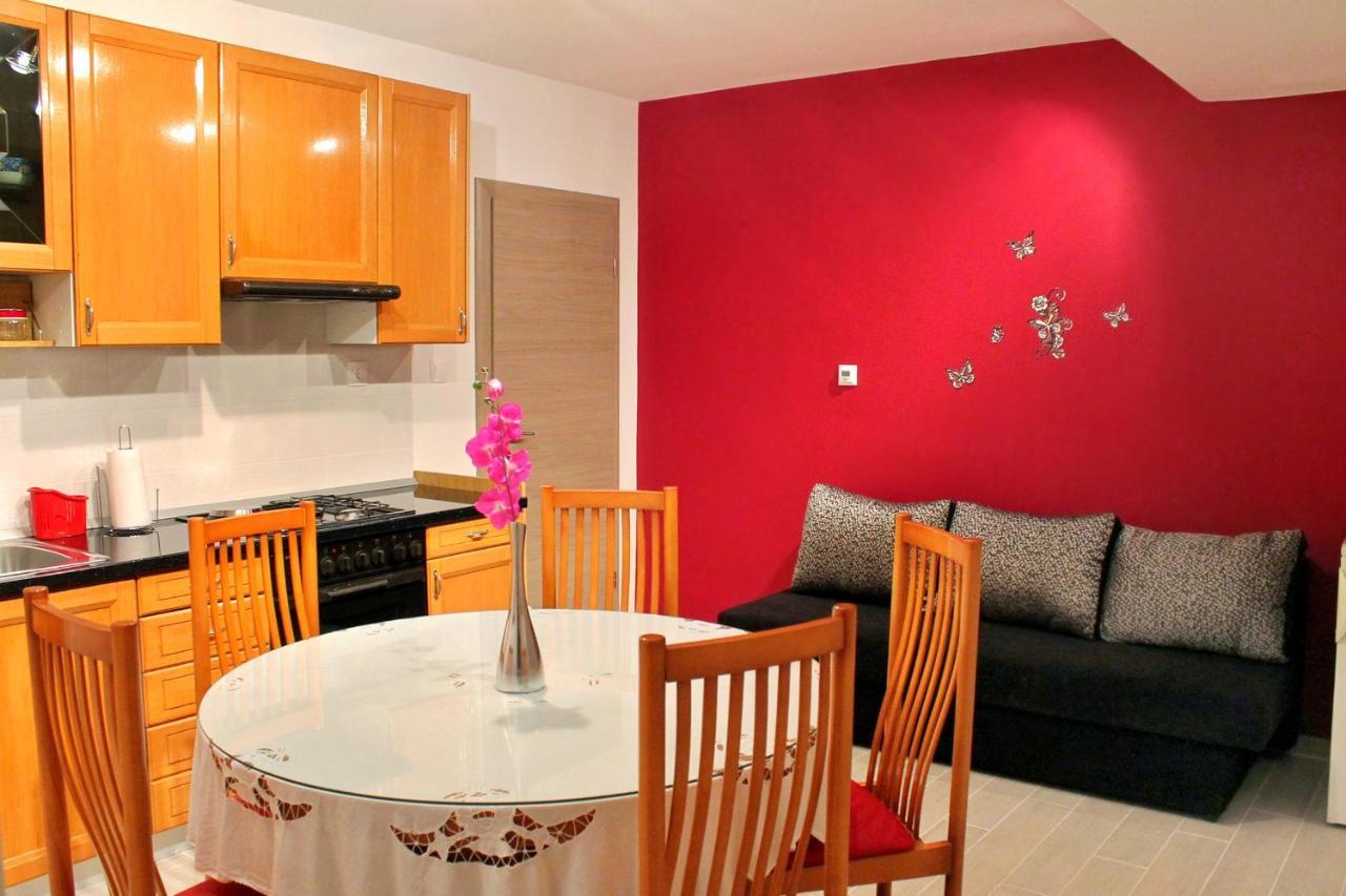 Apartments With A Parking Space Kastel Stafilic, Kastela - 5219 외부 사진